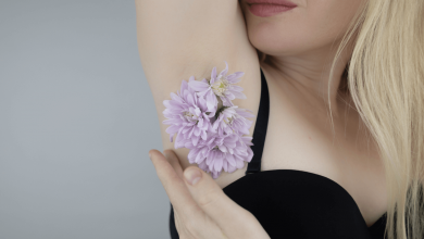 Дівчина з квіткою